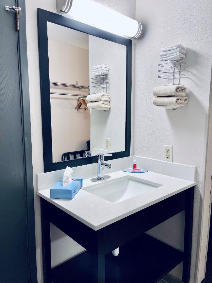 Econo Lodge Williston Exteriör bild